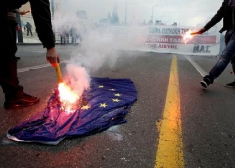 Grčki penzioneri zapalili zastavu EU