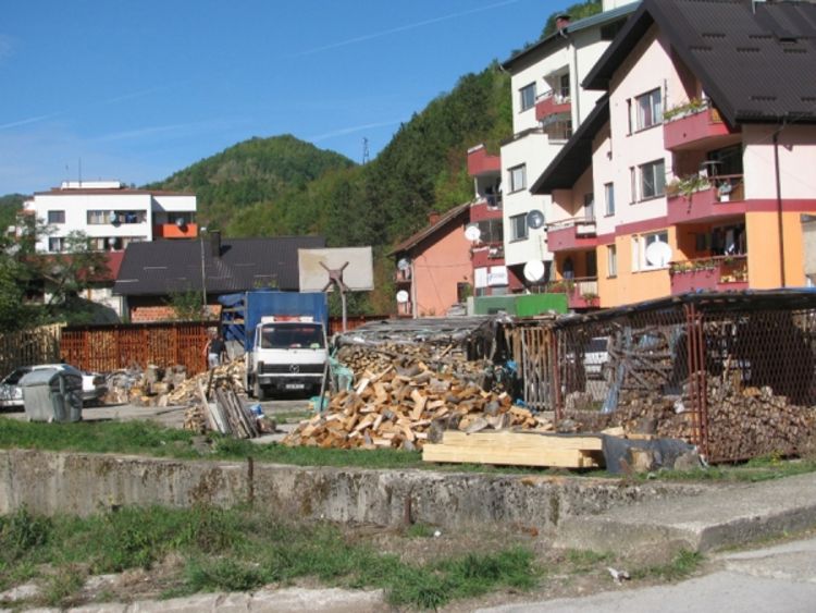 Srebrenica zatrpana drvima