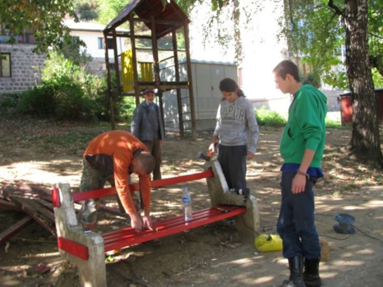 Mladi saniraju gradski park u Srebrenici