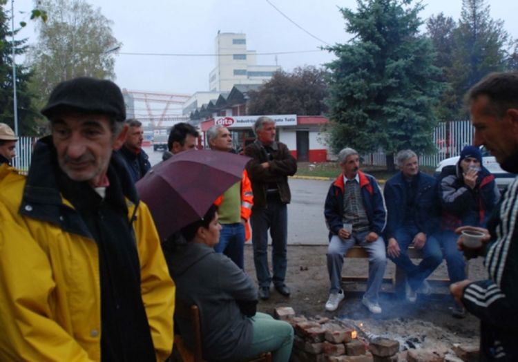I dalje spavaju ispred fabrike