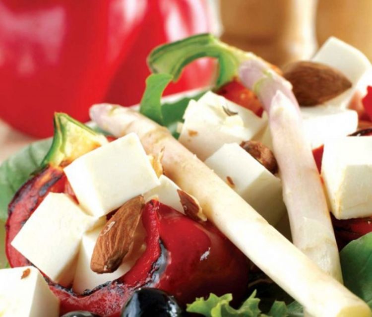 Salata od bosiljka i badema