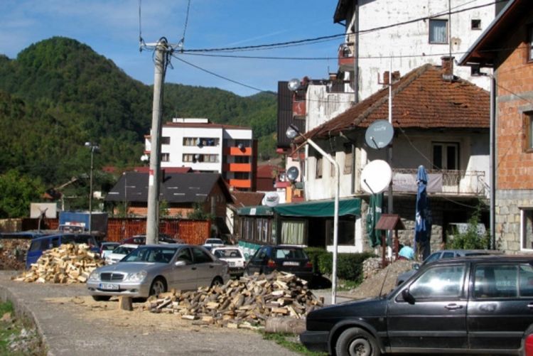Parkirališta zatrpana drvima