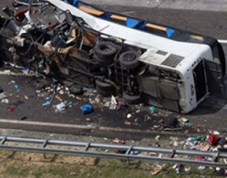 Prevrnuo se autobus pun studenata, poginula 21 osoba