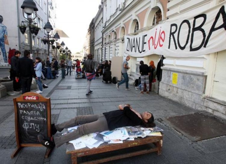 Studenti protestvuju, proveli noć na FLU u Beogradu