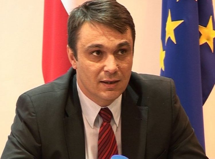 Ahmetović  zatražio platu za godinu dana