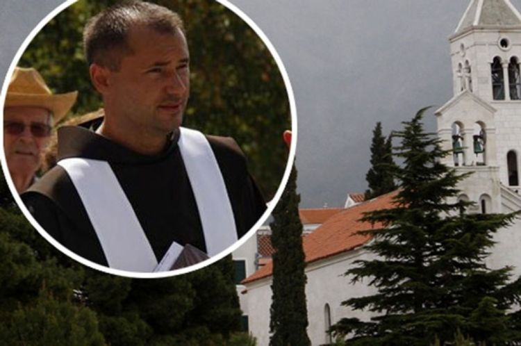 Proustaški sveštenik služi misu za optuženog fra plejboja