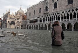 Venecija pod vodom, na Trgu Svetog Marka više od pola metra vode
