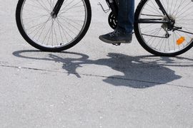 Poginuo biciklista prilikom prelaska puta