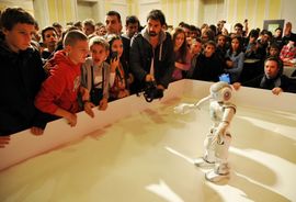 Predstavljen robot koji igra i fudbal