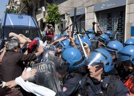 Sukobi demonstaranata i policije u Napulju