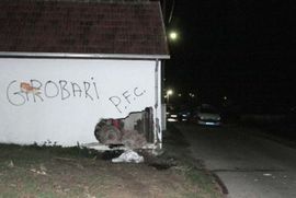 Braća (17 i 9) poginula udarivši automobilom u garažu