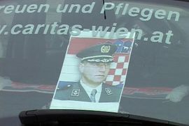 Automobil Karitasa sa slikom Gotovine i kartom NDH u Brčkom