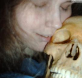Objavljene fotografije žene (37) koja se seksala s kosturom