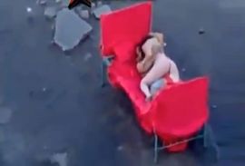 Iznijeli krevet nasred puta i tamo se seksali