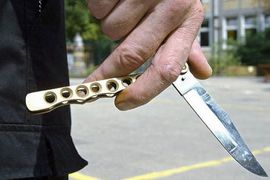 Došao mu u dvorište i izbo ga nožem
