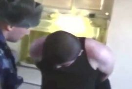 Brutalno: Ruski zatvorski stražari tuku robijaša (18+)