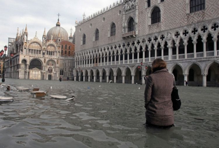 Venecija pod vodom, na Trgu Svetog Marka više od pola metra vode