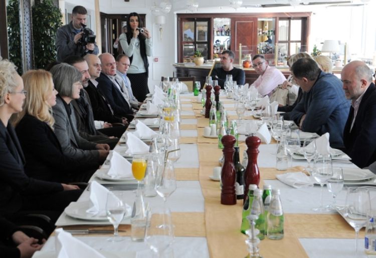 Smanjiti naknade za sjedenje u odborima