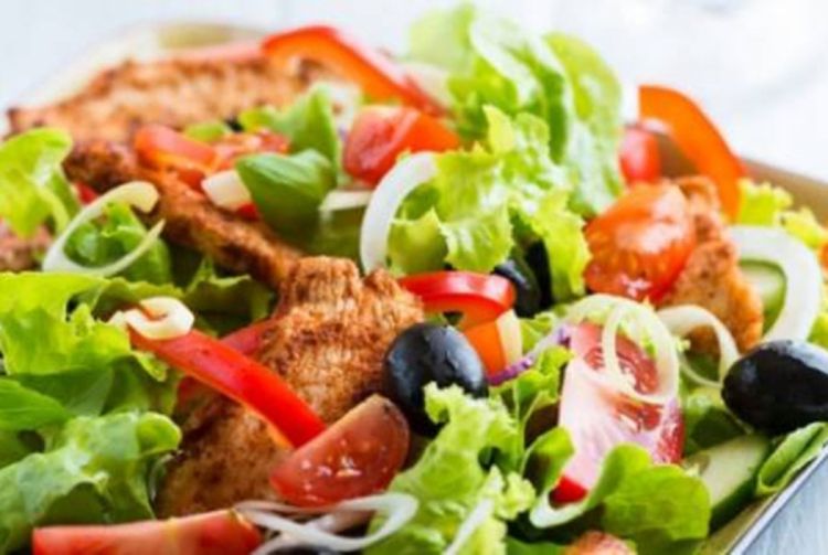 Pileća salata sa grožđem i jajima