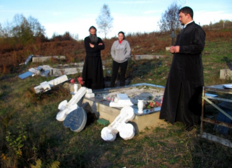 Predstavnici Međureligijskog vijeća na  oskrnavljenom srpskom groblju