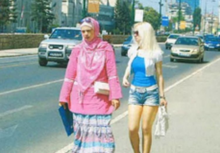 Die Zeit o muslimanima u BiH: Mole malo, a piju puno. Mini suknjice su nevjerovatno kratke
