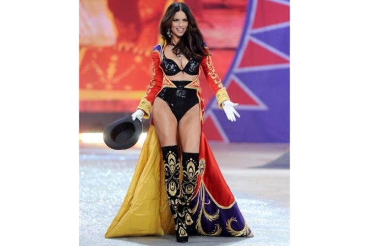 Adrijana Lima na modnoj reviji dva mjeseca poslije porođaja