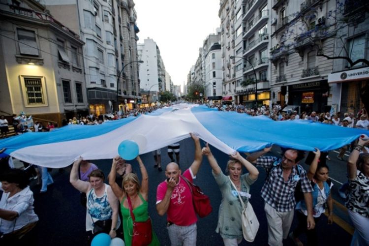 Masovne antivladine demonstracije širom Argentine