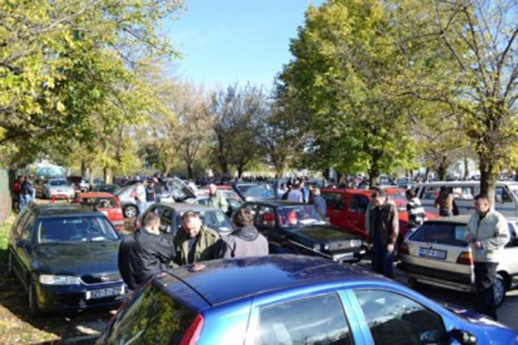 Na auto-pijaci posao se često završi trampom: Mijenja rover za koke nosilje