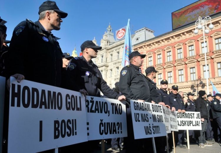 Policajci protestuju zbog odgađanja otpremnina
