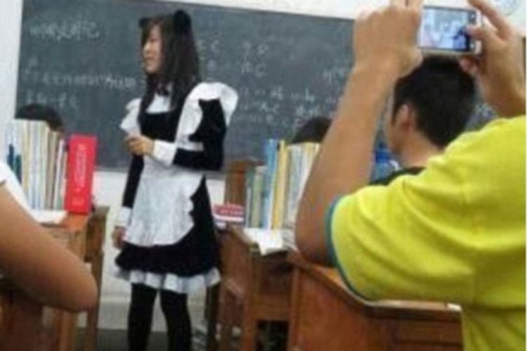 Vruća profesorka: Na čas dolazi kao francuska sobarica