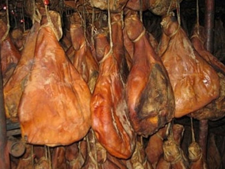 Ukradeno 50 pršuta i gorivo