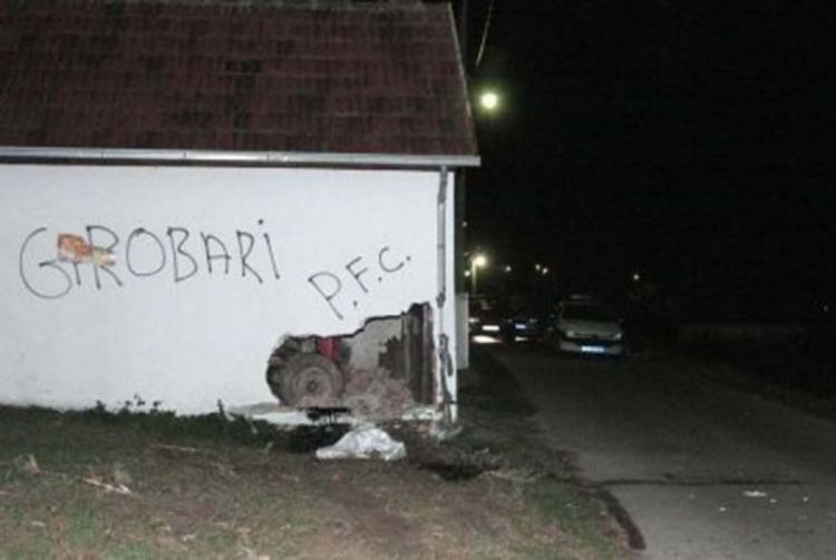 Braća (17 i 9) poginula udarivši automobilom u garažu