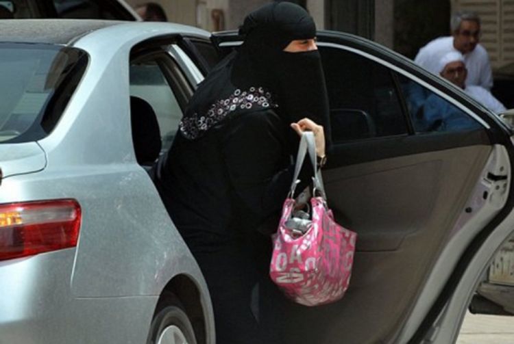 Saudijke pod elektronskim nadzorom