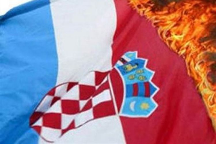  Iscijepana hrvatska zastava u Kninu - prijetnje veterana