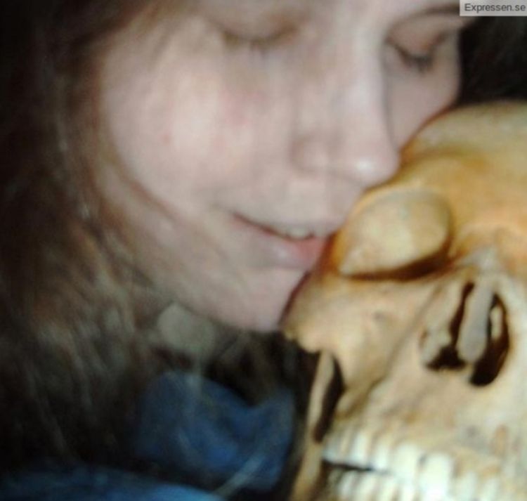 Objavljene fotografije žene (37) koja se seksala s kosturom