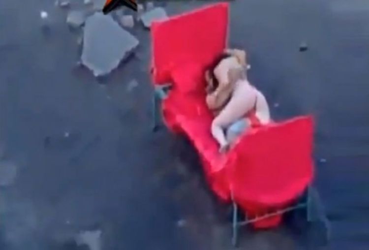 Iznijeli krevet nasred puta i tamo se seksali