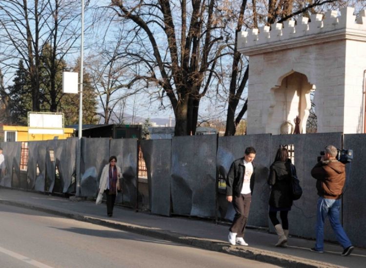 Vandali uprkos policijskoj zaštiti uništili ogradu oko Ferhadije