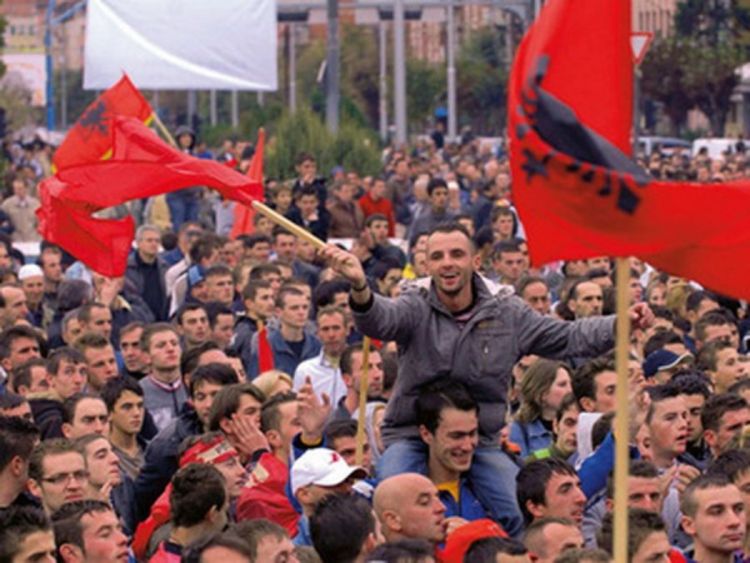 Albanske zastave istaknute i u Kosovskoj Mitrovici