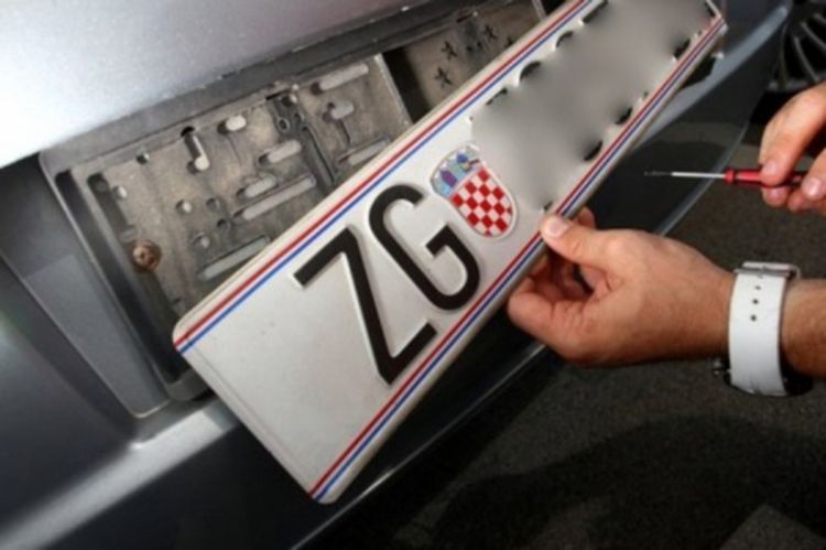 Otkinuli hrvatsku registraciju sa automobila župnika