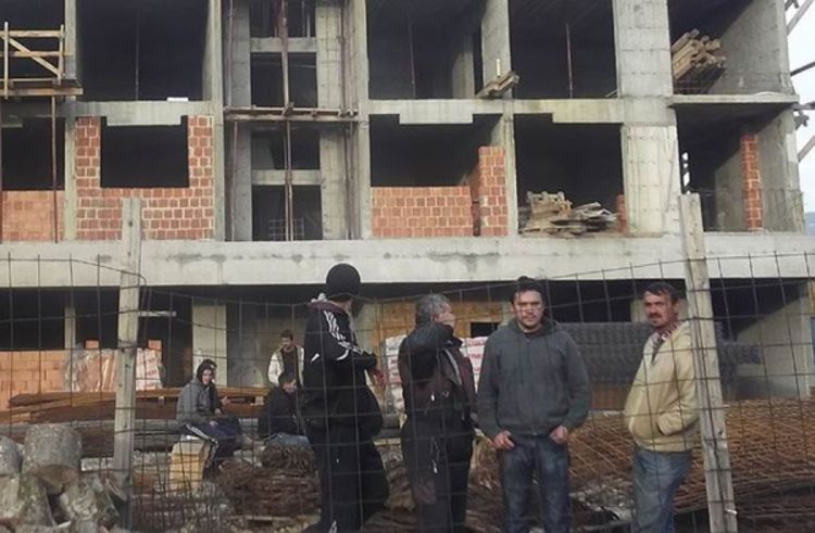 Radnici iz BiH danima spavaju na otvorenom pored gradilišta u Nikšiću