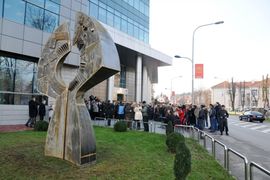 Drvo života ispred zgrade RTRS-a