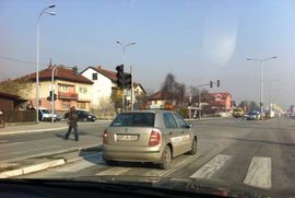 Komunalna policija na zebri čeka zeleno svjetlo