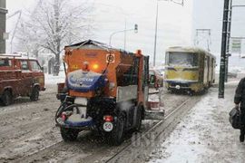Snijeg u Sarajevu čisti 50 specijalnih vozila i 150 radnika za ručno ...