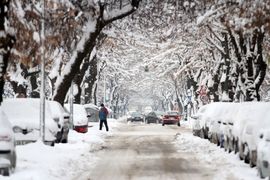 Snijeg u BiH izazvao brojne probleme: Kuće bez struje, građani sa ...