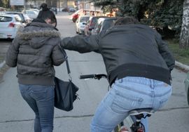 Banjalučani ponovo na meti razbojnika: Napada s leđa i otima torbe
