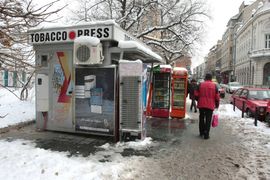Nastavili prodaju cigareta pored škole: Krše zakon, jer, kažu, nisu ...
