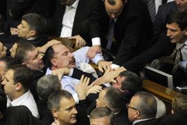 Drugi dan zaredom masovna tuča u parlamentu