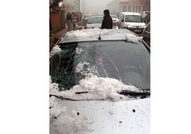 Snijeg uništio automobil