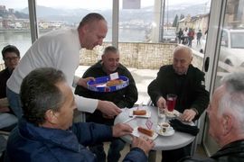 Besplatni kolači povodom izostanka smaka svijeta