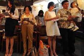 Jajima i kravljom balegom na indonežanske hrišćane na božićnoj misi